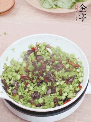 1勺生抽、1勺蠔油、1點(diǎn)點(diǎn)白糖調(diào)味。