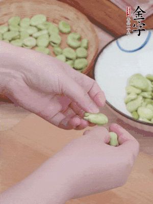 蠶豆剝殼，去掉豆衣，切碎。