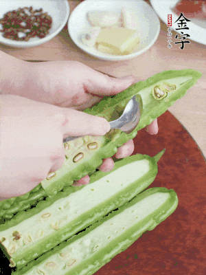 苦瓜去籽切薄片，一點(diǎn)鹽拌勻，10分鐘后沖洗控干。香蔥切蔥花、姜切末、蒜拍碎、干辣椒切圈。