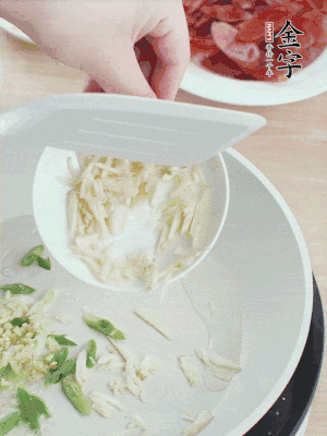 油4成熱，下蔥姜蒜、干辣椒、花椒煸出香味。