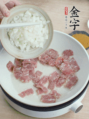 依次下洋蔥、紅菜椒、豌豆粒、玉米粒翻炒均勻。