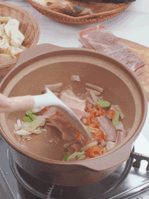 砂鍋中倒入油，放入姜片、蔥段、咸肉、海米炒出香味。