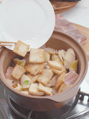 依次下春筍、豆腐，開水沒過食材。