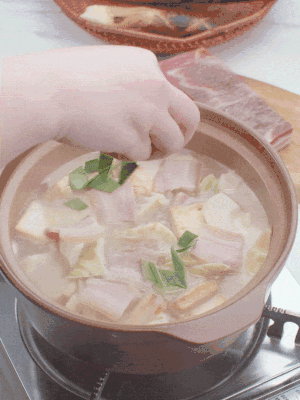一小撮鹽、糖、雞精調(diào)味，最后撒點蒜葉點綴。