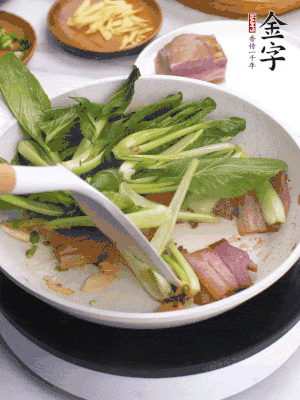 下小青菜翻炒，菜梆子變軟時，撒一點鹽、雞精調(diào)味。