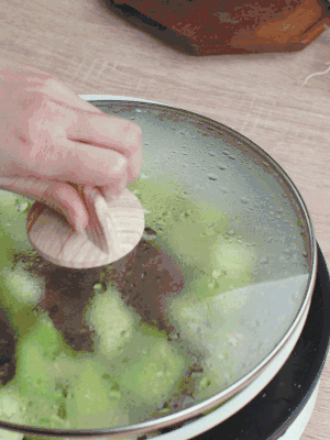 西葫蘆略出水時，加一小撮鹽調(diào)味。
