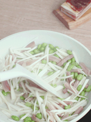 下茭白絲、青豆翻炒。