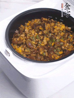 電飯煲按煮飯鍵，出鍋撒蔥花。