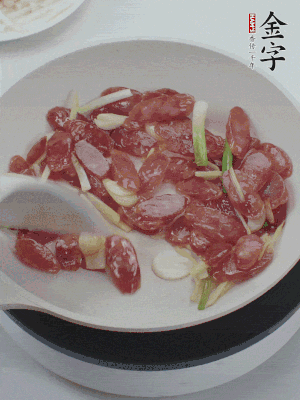 熱鍋爆香姜蒜片，下香腸炒出香味。
