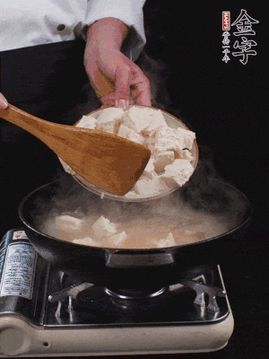 冷水入鍋，煮15分鐘。下豆腐塊，燜煮25分鐘。