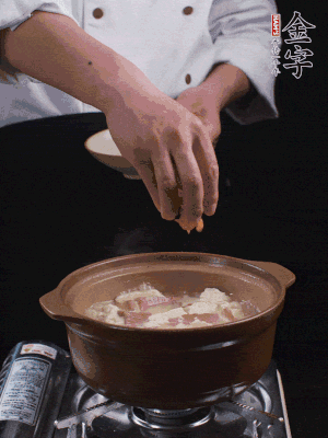 下蝦仁干，煮5分鐘。撒蒜葉，煮1分鐘。