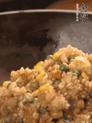 再下糯米，1勺蠔油、2勺生抽調(diào)味翻炒均勻。