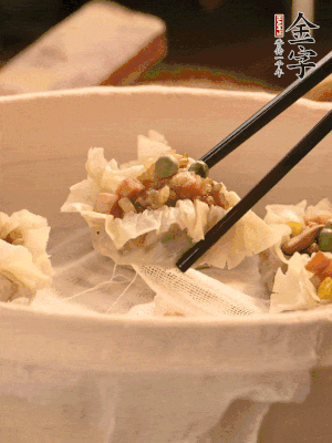 包好的燒賣放在蒸籠上，水開后蒸8分鐘左右。
