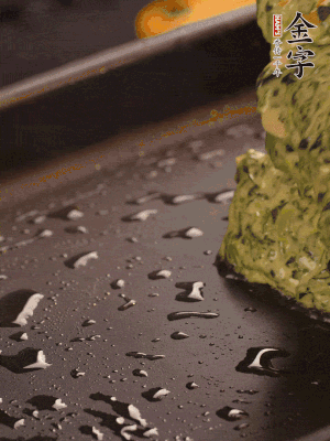 熱鍋擦一下油，下面糊攤平。