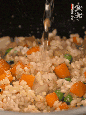 把食材轉(zhuǎn)移到電飯鍋中，倒入點清水，正常煮飯。