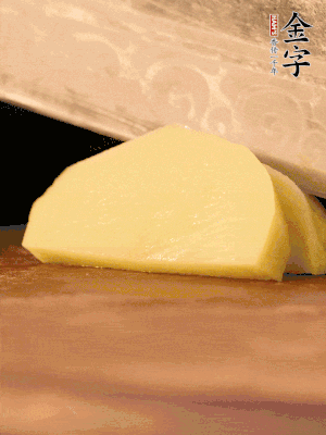 土豆去皮切丁。水開后，放入鍋中煮2-3分鐘，撈出瀝干水分。