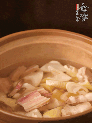 春筍、咸肉、咸肉一起入砂鍋，加姜片、料酒、清水大火煮沸到湯色變白。轉(zhuǎn)小火慢篤半小時(shí)。