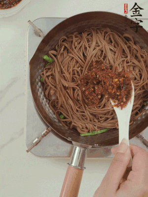 下蕎麥面，淋上少許醬油，加2勺金字火腿大師醬略翻炒即可。