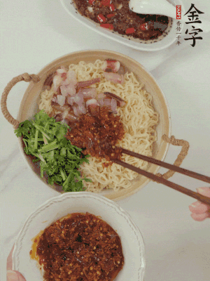 在面上鋪魷魚、香菜、金字火腿大師醬。