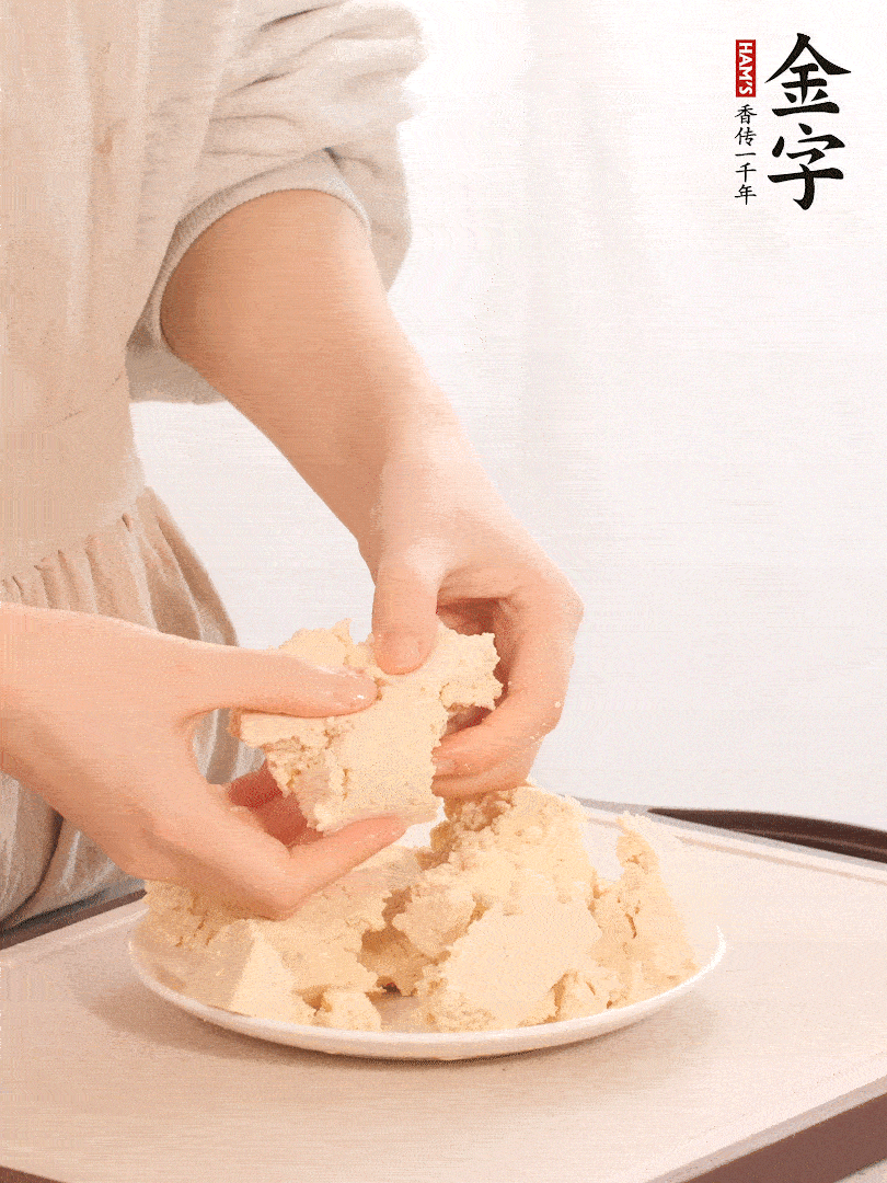 老豆腐用手掰成塊。