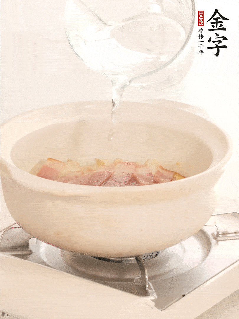 放入火腿片，加開水，再加入豆腐