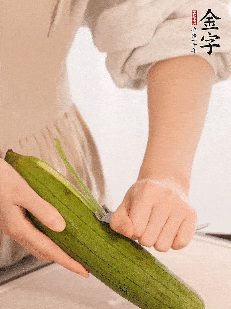 絲瓜去皮切滾刀塊用鹽殺一下水分洗凈。