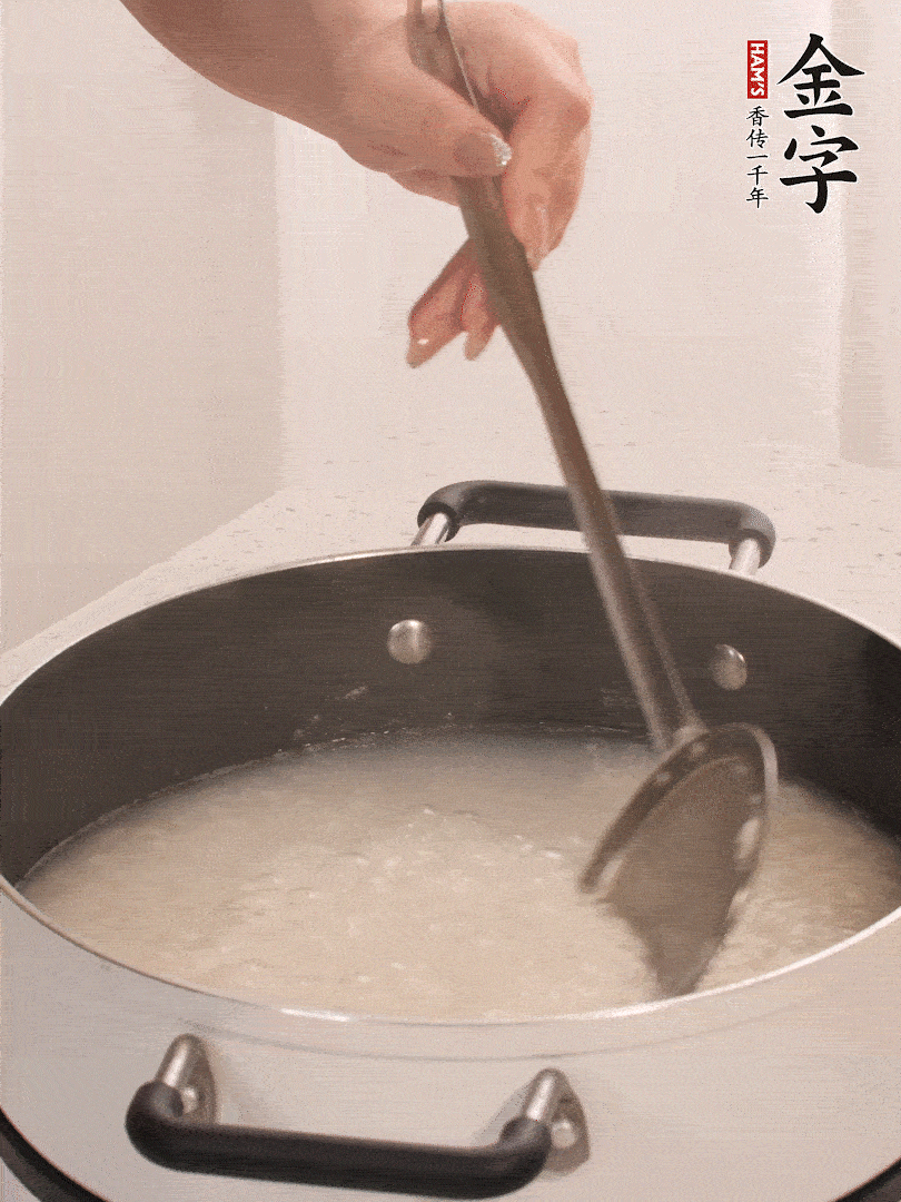 香菇、土豆、胡蘿卜、金字土香腸切小塊。