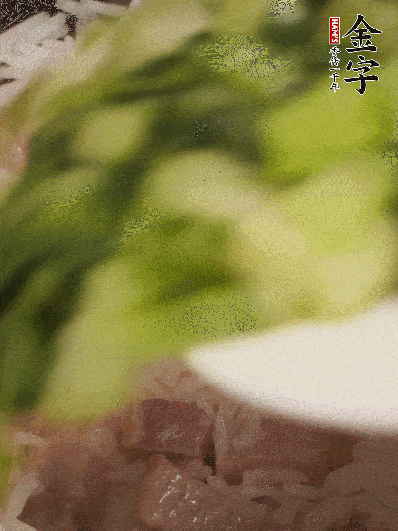 將燜煮好的米飯，倒入炒熟的蔬菜中，翻炒均勻鍆繼續(xù)燜煮5分鐘