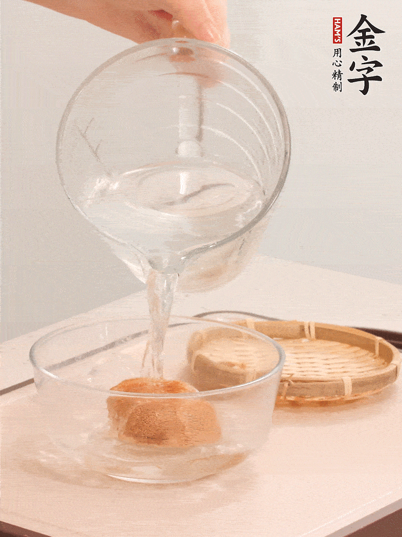 猴頭菇至少泡發(fā)半小時(shí)，將浸泡后的黃水?dāng)D干；