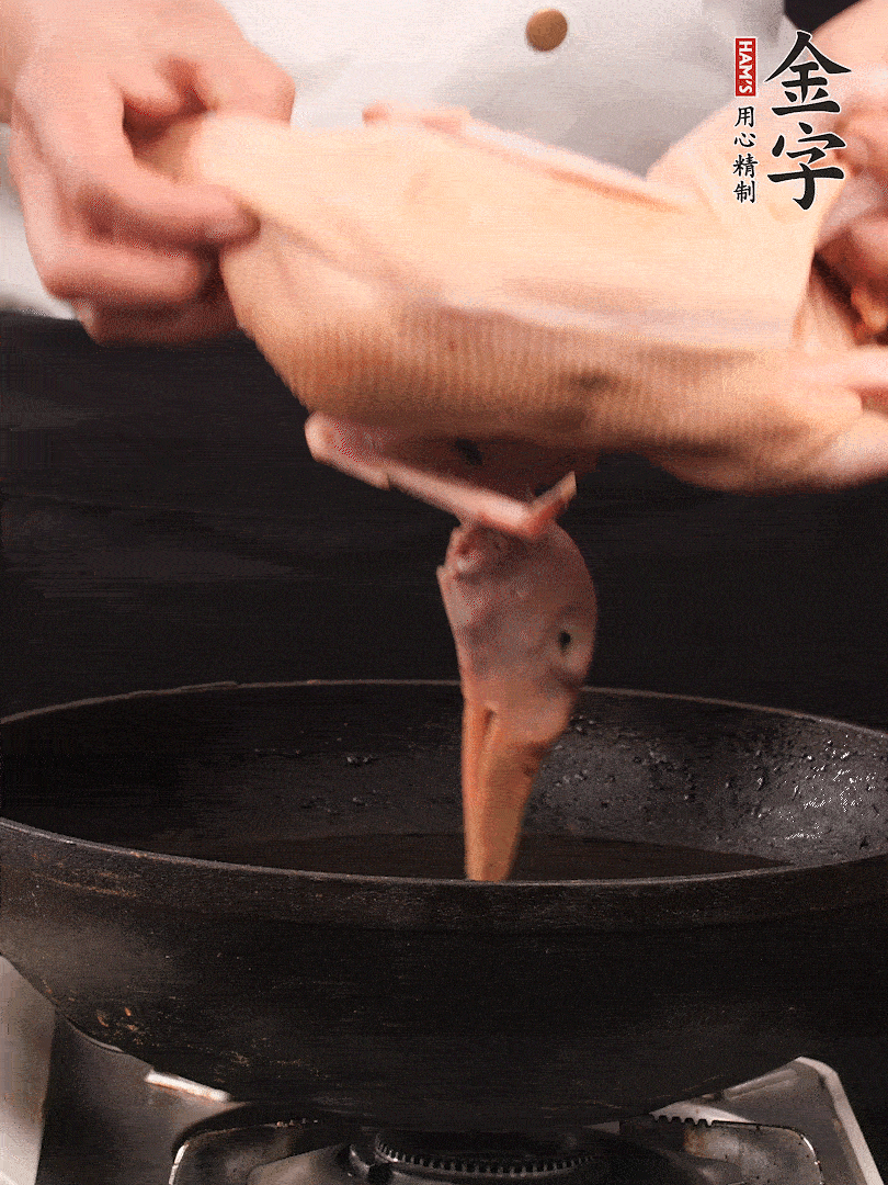 處理干凈的老鴨1只，黃酒小半碗，姜幾片，一起放入冷水，煮沸焯水3分鐘，去除血沫