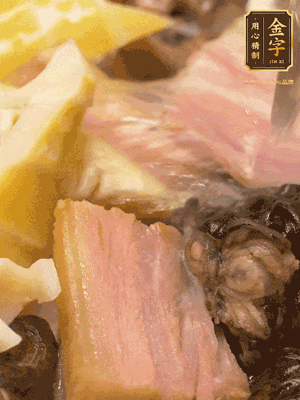 倒入滾燙的熱水，燉煮20分鐘，湯濃汁白