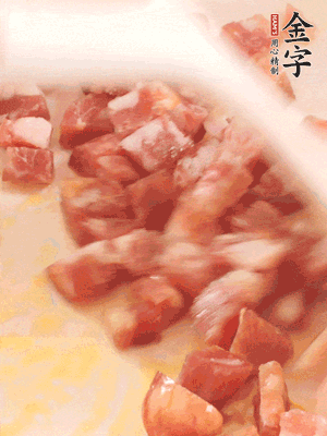 香腸炒出油脂，加入蠶豆煸炒