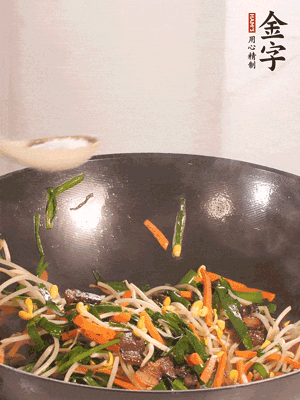炒合菜：金字醬油肉、綠豆芽、韭菜