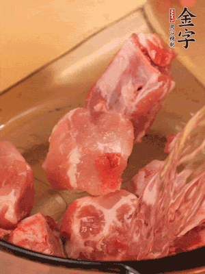 排骨冷水下鍋，加料酒、姜片，煮開綽水