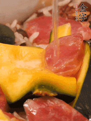 倒入溫開水，水量高出米面一個指節(jié)。
