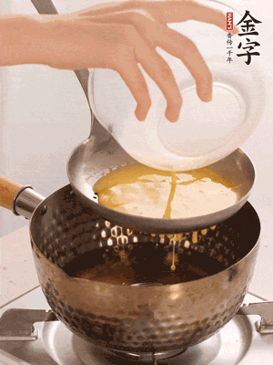 雞蛋過篩子倒入油鍋炸成蛋酥，瀝干油。