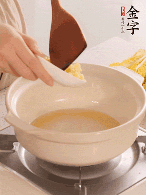 鍋里留少量底油煸香火腿和姜末。