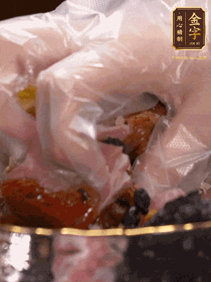 排骨洗凈后（蠔油、生抽、老抽、鹽、糖、淀粉、豆豉、蒜蓉、姜絲）腌制30分鐘