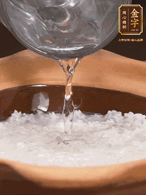 砂鍋底部刷一層油，加入大米和開水，水高1cm,大火燒開后轉(zhuǎn)中火煲5分鐘，到水微收干