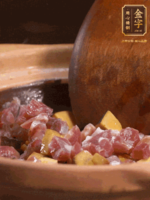 熱油下蒜片，倒入香腸丁、牛肝菌丁翻炒出香味