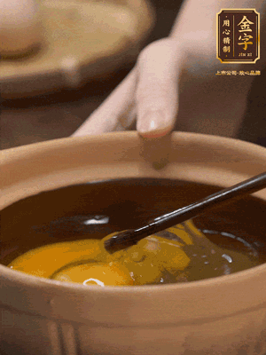 雞蛋打入砂鍋，充分打勻，1.5倍的溫水加一勺鹽，倒入蛋液中，攪拌均勻后用勺子舀去表面浮沫