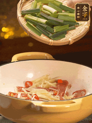 接著放蒜葉，來(lái)一點(diǎn)鹽，一點(diǎn)醬油調(diào)味翻勻
