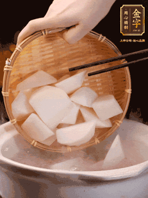 大火煮開后，轉(zhuǎn)中小火燉40分鐘，挑出蔥結(jié)，再下蘿卜燉20分鐘