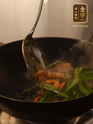 黃豆醬、鹽、糖調(diào)味，淋一圈花雕酒，蒜白先下，蒜葉后下