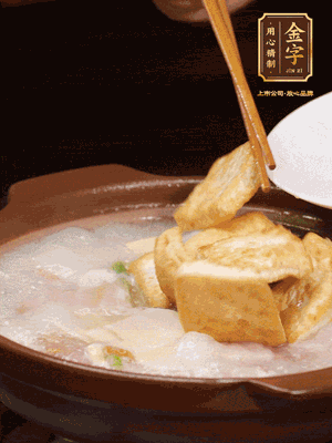 倒入開(kāi)水大火煮開(kāi)，轉(zhuǎn)中小火放咸肉，放一點(diǎn)點(diǎn)糖、味精慢燉10分鐘
