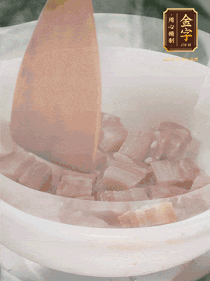 砂鍋內(nèi)咸肉微微煸出香味，再倒入開水。放排骨滾開后轉(zhuǎn)中小火篤30分鐘。（水盡量一次加足，以免中途加水沖淡鮮味。這一步是湯底濃白的關(guān)鍵）