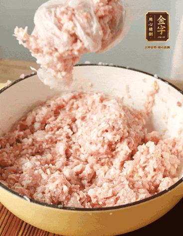 肉丁、咸肉丁、一丟丟鹽、料酒拌勻，反復(fù)摔打上勁。接著加入1兩蔥姜水，反復(fù)拌勻摔打上勁。前后共加3遍。3遍后筍丁，接著反復(fù)摔打上勁。最后加入1個蛋清、3茶匙生粉拌勻摔打上勁