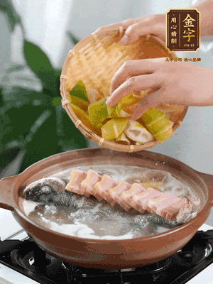 倒開水燉煮后轉(zhuǎn)移入砂鍋，淋料酒去腥、加少許鹽調(diào)味，再依次加咸肉、春筍燉煮15分鐘。