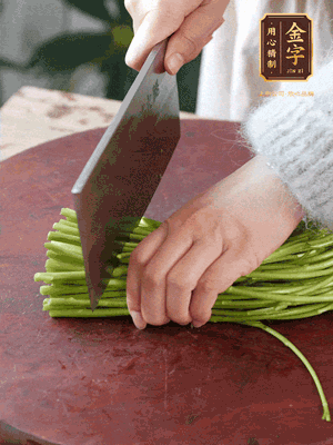 正嫩的藜蒿，掐頭去除根部，切小段
