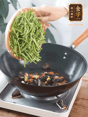 熱油煸香蒜末、姜粒、小米辣，再下臘肉煸炒出香味